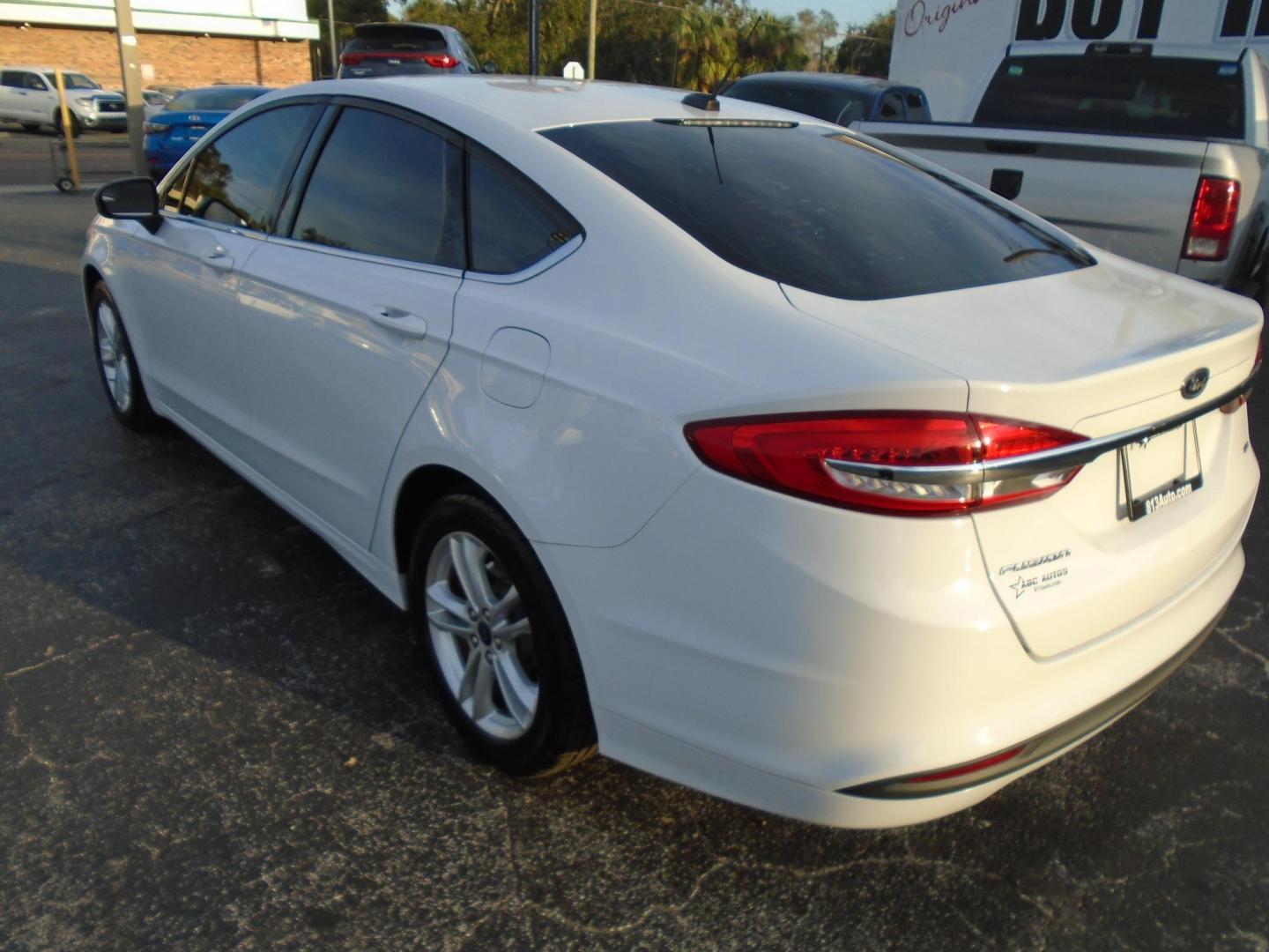 2018 Ford Fusion SE (3FA6P0H76JR) with an 2.5L L4 DOHC 16V engine, 6A transmission, located at 6112 N Florida Avenue, Tampa, FL, 33604, (888) 521-5131, 27.954929, -82.459534 - Photo#4