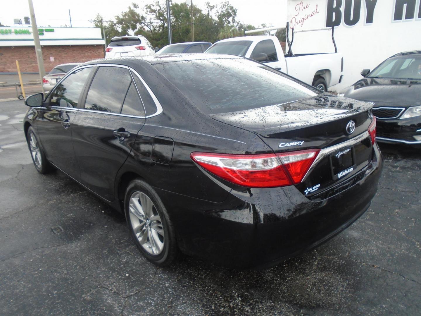 2017 Toyota Camry SE (4T1BF1FK2HU) with an 2.5L L4 DOHC 16V engine, 6A transmission, located at 6112 N Florida Avenue, Tampa, FL, 33604, (888) 521-5131, 27.954929, -82.459534 - Photo#4