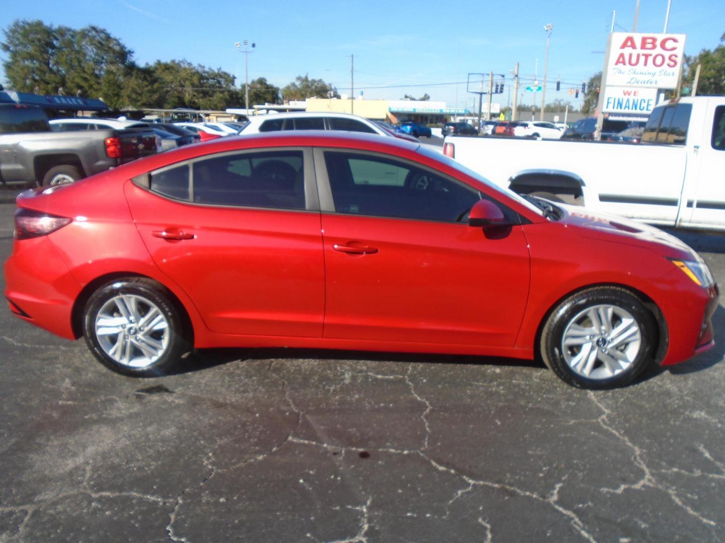 2020 Hyundai Elantra Limited (5NPD84LFXLH) with an 1.8L L4 DOHC 16V engine, 6A transmission, located at 6112 N Florida Avenue, Tampa, FL, 33604, (888) 521-5131, 27.954929, -82.459534 - Photo#4