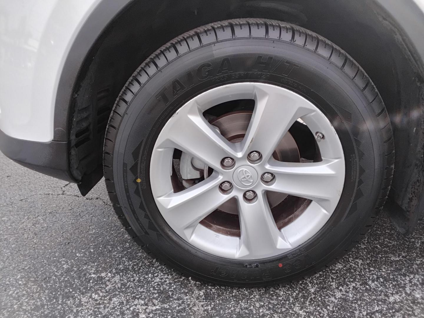 2014 White /Black Toyota RAV4 XLE FWD (JTMWFREV9EJ) with an 2.5L L4 DOHC 16V engine, 6-Speed Automatic transmission, located at 6112 N Florida Avenue, Tampa, FL, 33604, (888) 521-5131, 27.954929, -82.459534 - $499 down plus tax & tag. - Photo#15