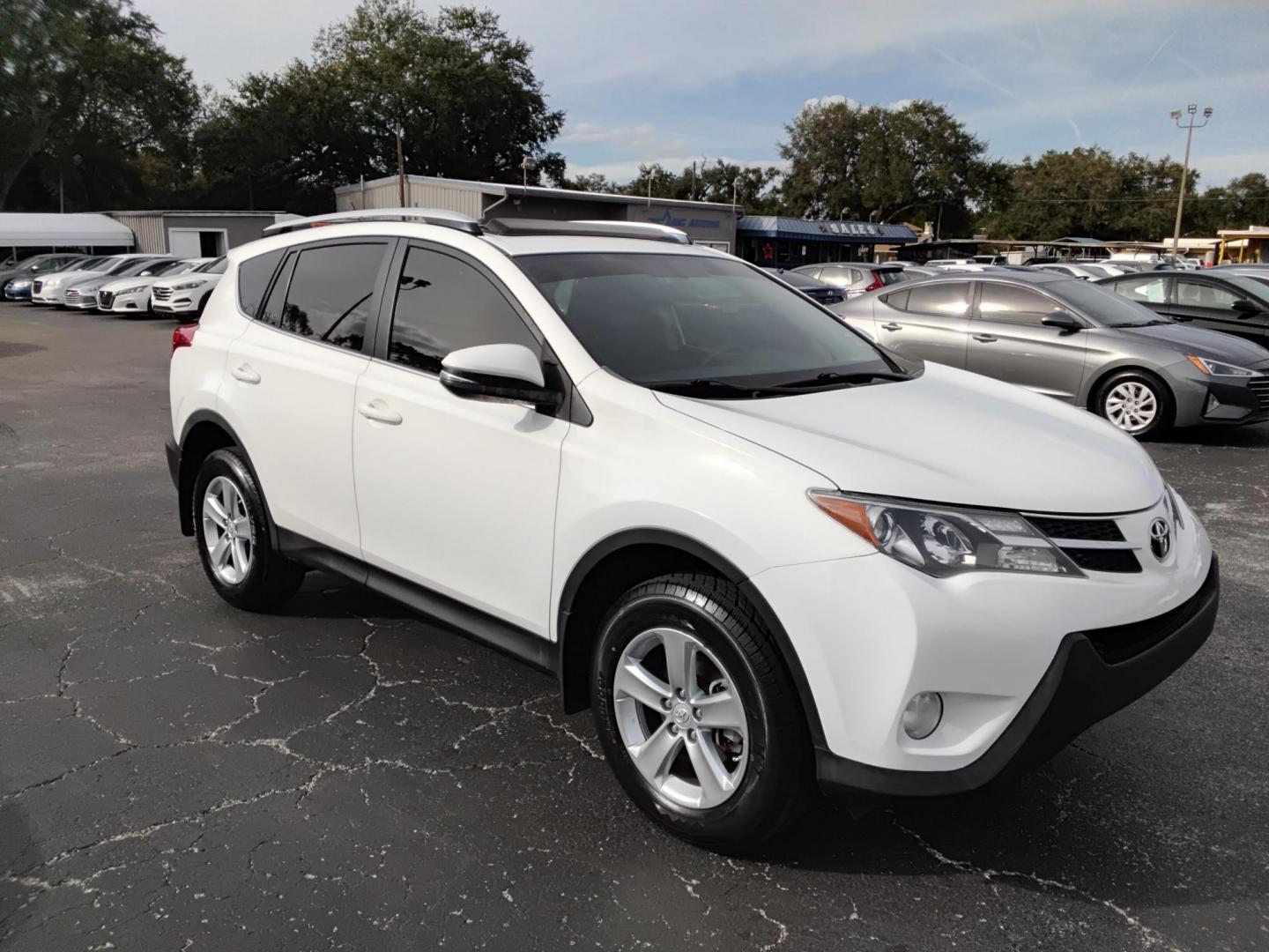2014 White /Black Toyota RAV4 XLE FWD (JTMWFREV9EJ) with an 2.5L L4 DOHC 16V engine, 6-Speed Automatic transmission, located at 6112 N Florida Avenue, Tampa, FL, 33604, (888) 521-5131, 27.954929, -82.459534 - $499 down plus tax & tag. - Photo#3
