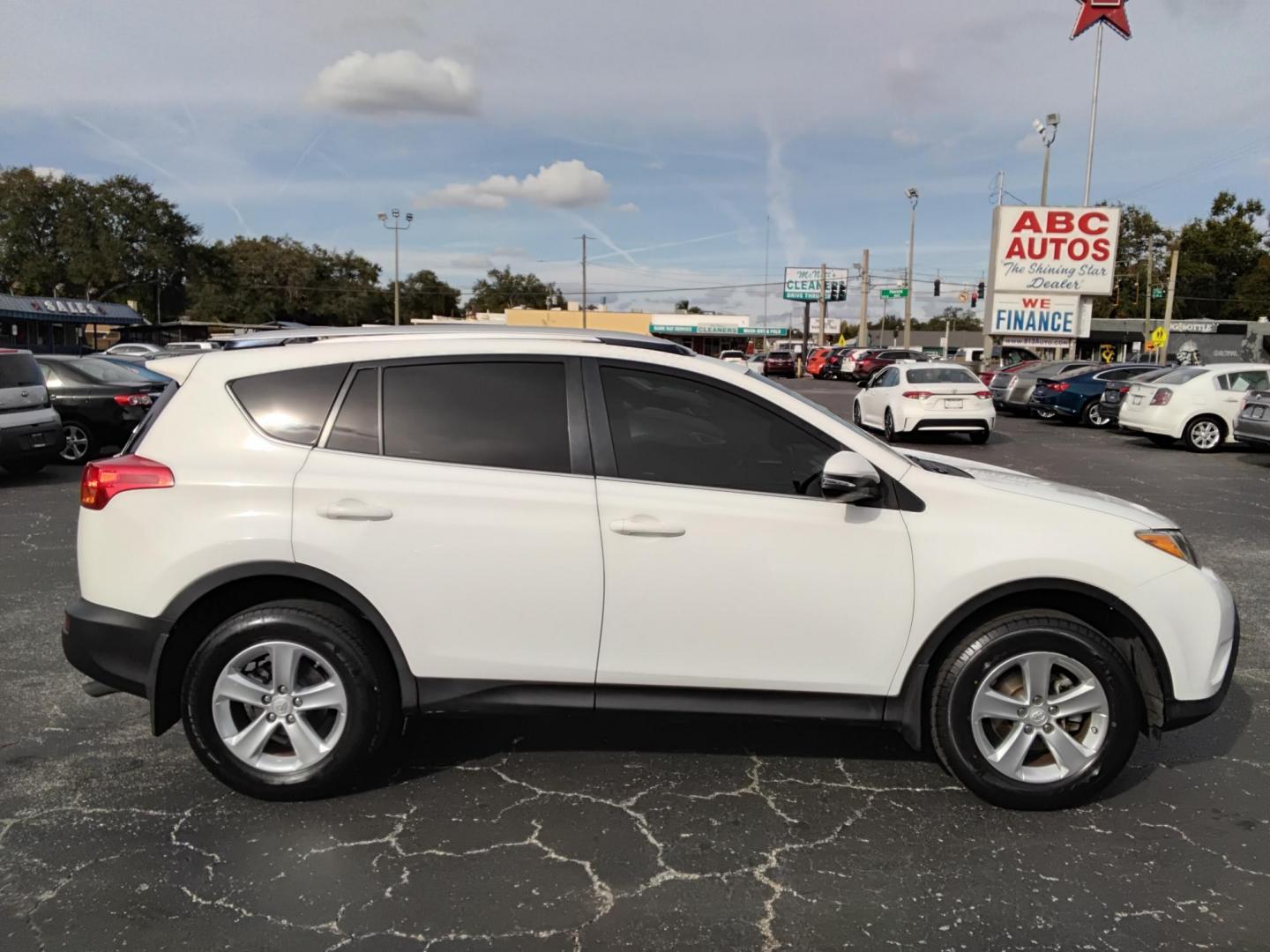 2014 White /Black Toyota RAV4 XLE FWD (JTMWFREV9EJ) with an 2.5L L4 DOHC 16V engine, 6-Speed Automatic transmission, located at 6112 N Florida Avenue, Tampa, FL, 33604, (888) 521-5131, 27.954929, -82.459534 - $499 down plus tax & tag. - Photo#4