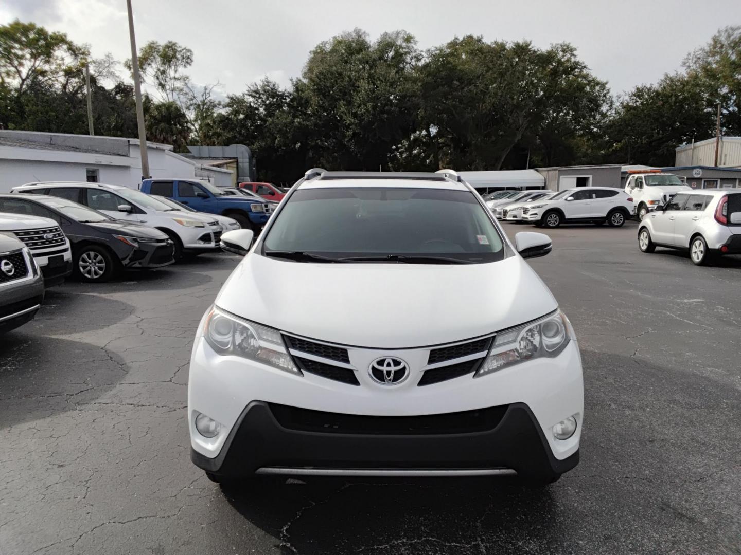 2014 White /Black Toyota RAV4 XLE FWD (JTMWFREV9EJ) with an 2.5L L4 DOHC 16V engine, 6-Speed Automatic transmission, located at 6112 N Florida Avenue, Tampa, FL, 33604, (888) 521-5131, 27.954929, -82.459534 - $499 down plus tax & tag. - Photo#1