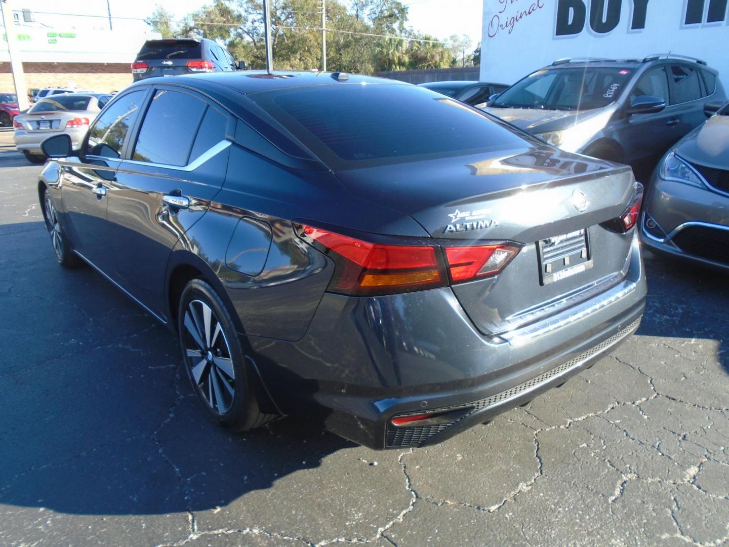 2022 Nissan Altima 2.5 SV (1N4BL4DV9NN) with an 2.5L L4 DOHC 16V engine, CVT transmission, located at 6112 N Florida Avenue, Tampa, FL, 33604, (888) 521-5131, 27.954929, -82.459534 - Photo#4