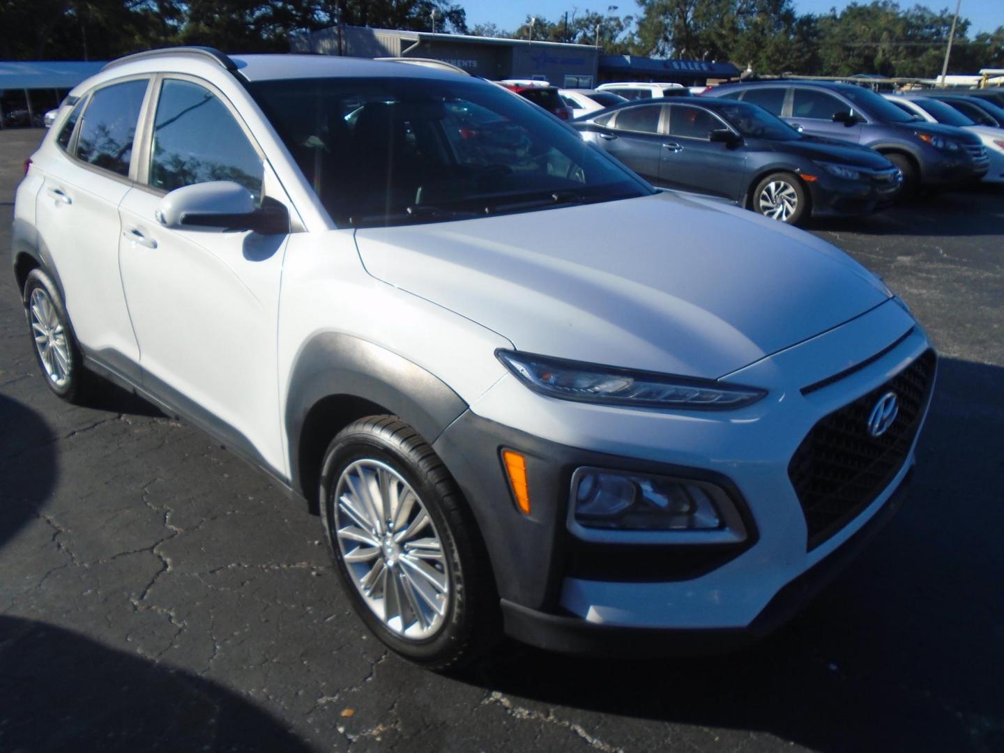 2018 Hyundai Kona SEL (KM8K22AA4JU) with an 2.0L L4 DOHC 16V engine, 6A transmission, located at 6112 N Florida Avenue, Tampa, FL, 33604, (888) 521-5131, 27.954929, -82.459534 - Photo#2