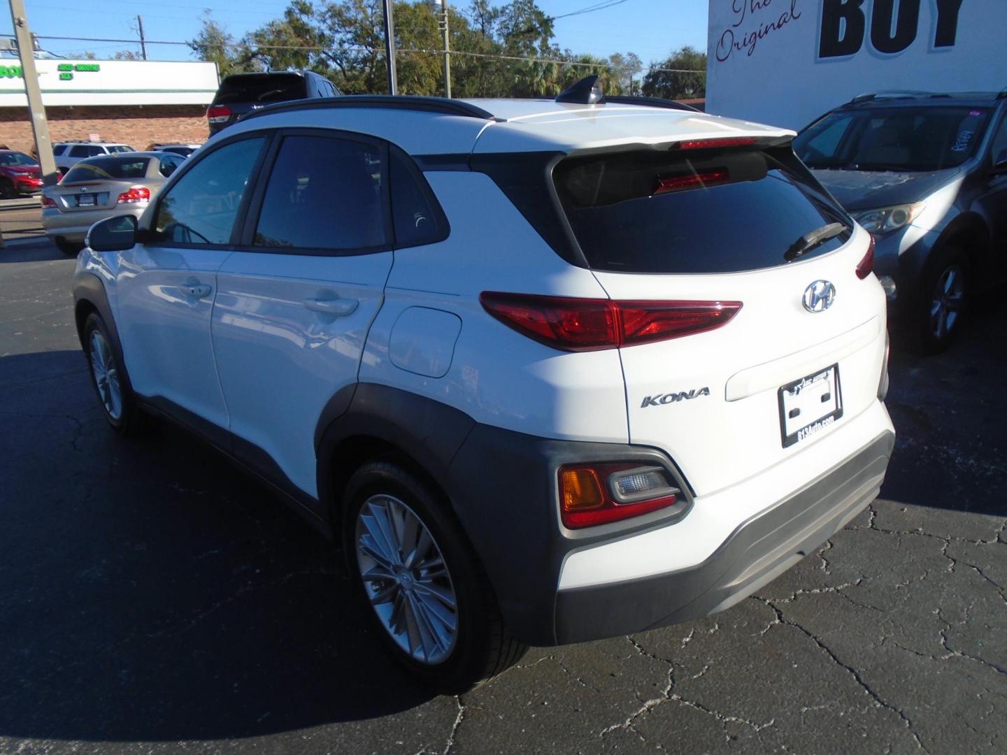 2018 Hyundai Kona SEL (KM8K22AA4JU) with an 2.0L L4 DOHC 16V engine, 6A transmission, located at 6112 N Florida Avenue, Tampa, FL, 33604, (888) 521-5131, 27.954929, -82.459534 - Photo#4