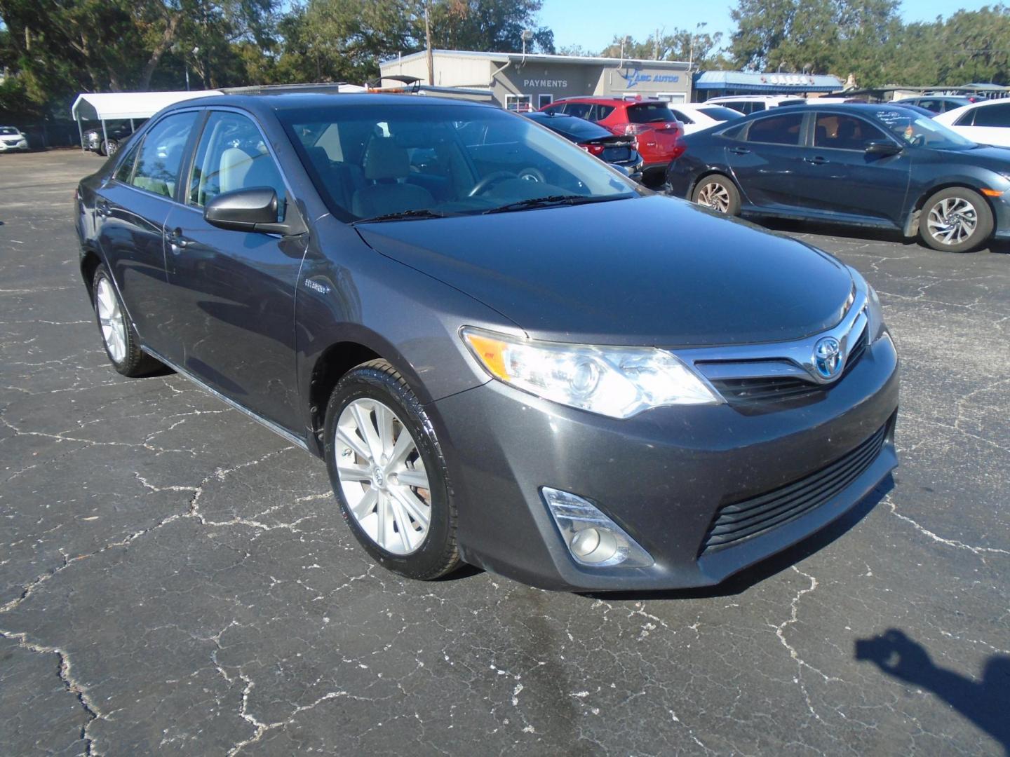 2014 Toyota Camry Hybrid XLE (4T1BD1FK6EU) with an 2.5L L4 DOHC 16V HYBRID engine, Continuously Variable Transmission transmission, located at 6112 N Florida Avenue, Tampa, FL, 33604, (888) 521-5131, 27.954929, -82.459534 - Photo#2