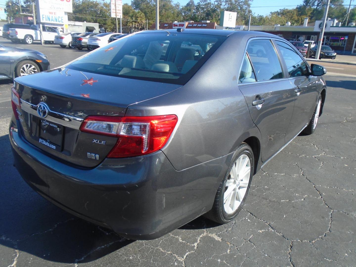 2014 Toyota Camry Hybrid XLE (4T1BD1FK6EU) with an 2.5L L4 DOHC 16V HYBRID engine, Continuously Variable Transmission transmission, located at 6112 N Florida Avenue, Tampa, FL, 33604, (888) 521-5131, 27.954929, -82.459534 - Photo#3