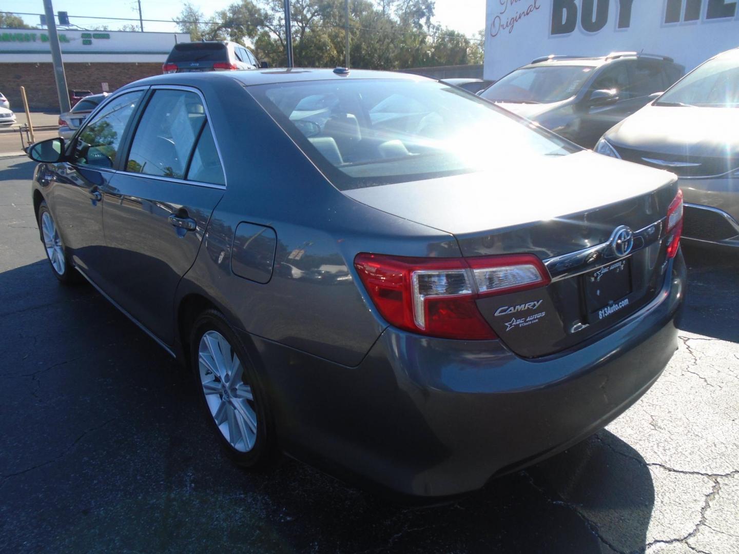 2014 Toyota Camry Hybrid XLE (4T1BD1FK6EU) with an 2.5L L4 DOHC 16V HYBRID engine, Continuously Variable Transmission transmission, located at 6112 N Florida Avenue, Tampa, FL, 33604, (888) 521-5131, 27.954929, -82.459534 - Photo#5