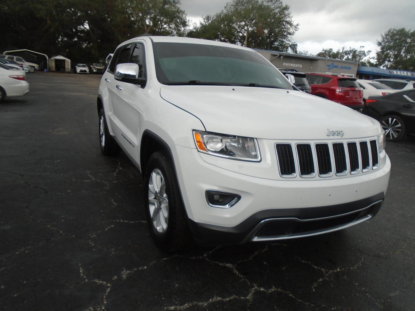 2014 Jeep Grand Cherokee Limited 4WD (1C4RJFBG5EC) with an 3.6L V6 DOHC 24V engine, 5-Speed Automatic transmission, located at 6112 N Florida Avenue, Tampa, FL, 33604, (888) 521-5131, 27.954929, -82.459534 - Photo#4