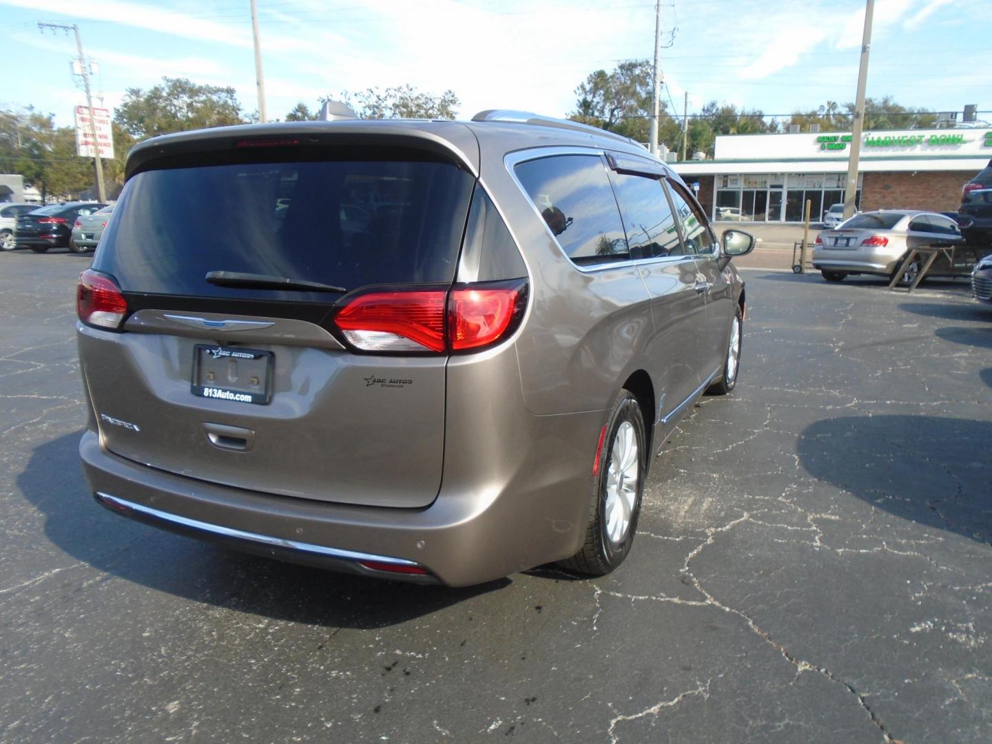 2018 Chrysler Pacifica Touring-L (2C4RC1BG5JR) with an 3.6L V6 DOHC 24V engine, 9A transmission, located at 6112 N Florida Avenue, Tampa, FL, 33604, (888) 521-5131, 27.954929, -82.459534 - Photo#4