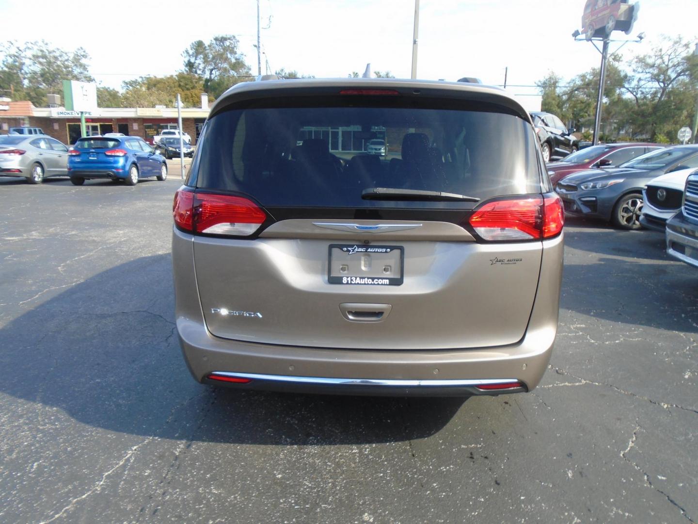 2018 Chrysler Pacifica Touring-L (2C4RC1BG5JR) with an 3.6L V6 DOHC 24V engine, 9A transmission, located at 6112 N Florida Avenue, Tampa, FL, 33604, (888) 521-5131, 27.954929, -82.459534 - Photo#5