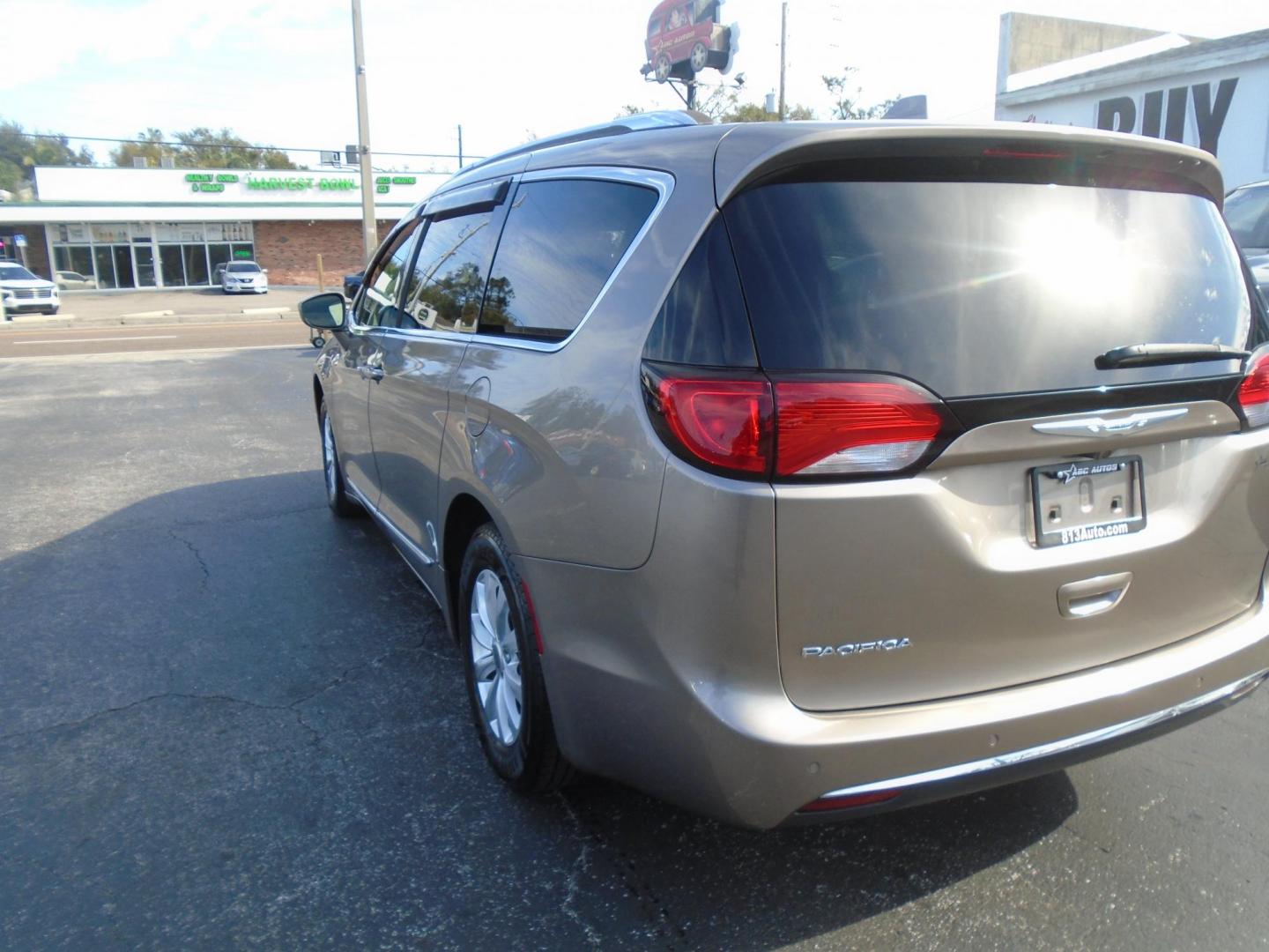 2018 Chrysler Pacifica Touring-L (2C4RC1BG5JR) with an 3.6L V6 DOHC 24V engine, 9A transmission, located at 6112 N Florida Avenue, Tampa, FL, 33604, (888) 521-5131, 27.954929, -82.459534 - Photo#6