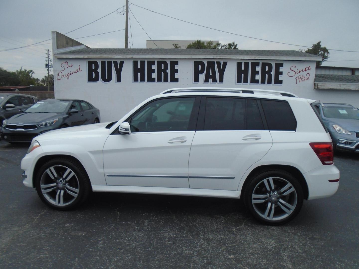 2015 Mercedes-Benz GLK-Class GLK350 (WDCGG5HB1FG) with an 3.5L V6 DOHC 24V engine, 7-Speed Automatic transmission, located at 6112 N Florida Avenue, Tampa, FL, 33604, (888) 521-5131, 27.954929, -82.459534 - Photo#0