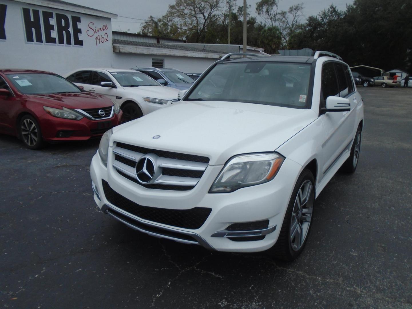 2015 Mercedes-Benz GLK-Class GLK350 (WDCGG5HB1FG) with an 3.5L V6 DOHC 24V engine, 7-Speed Automatic transmission, located at 6112 N Florida Avenue, Tampa, FL, 33604, (888) 521-5131, 27.954929, -82.459534 - Photo#2