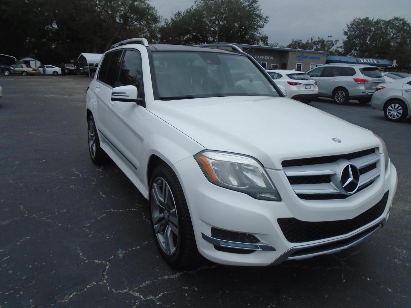 2015 Mercedes-Benz GLK-Class GLK350 (WDCGG5HB1FG) with an 3.5L V6 DOHC 24V engine, 7-Speed Automatic transmission, located at 6112 N Florida Avenue, Tampa, FL, 33604, (888) 521-5131, 27.954929, -82.459534 - Photo#3