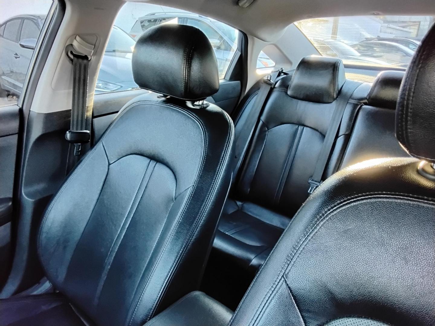 2019 GRAY /Black Hyundai Sonata SE (5NPE24AF9KH) with an 2.4L L4 DOHC 16V engine, 7A transmission, located at 6112 N Florida Avenue, Tampa, FL, 33604, (888) 521-5131, 27.954929, -82.459534 - $499 down plus tax & tag. - Photo#8