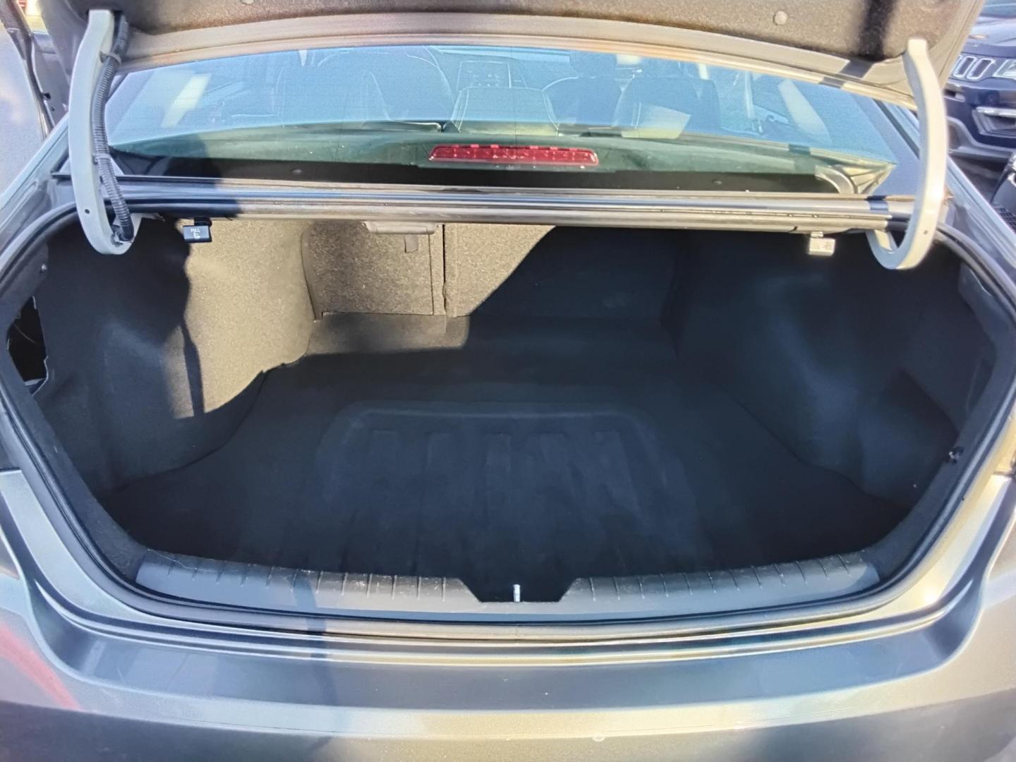 2019 GRAY /Black Hyundai Sonata SE (5NPE24AF9KH) with an 2.4L L4 DOHC 16V engine, 7A transmission, located at 6112 N Florida Avenue, Tampa, FL, 33604, (888) 521-5131, 27.954929, -82.459534 - $499 down plus tax & tag. - Photo#5