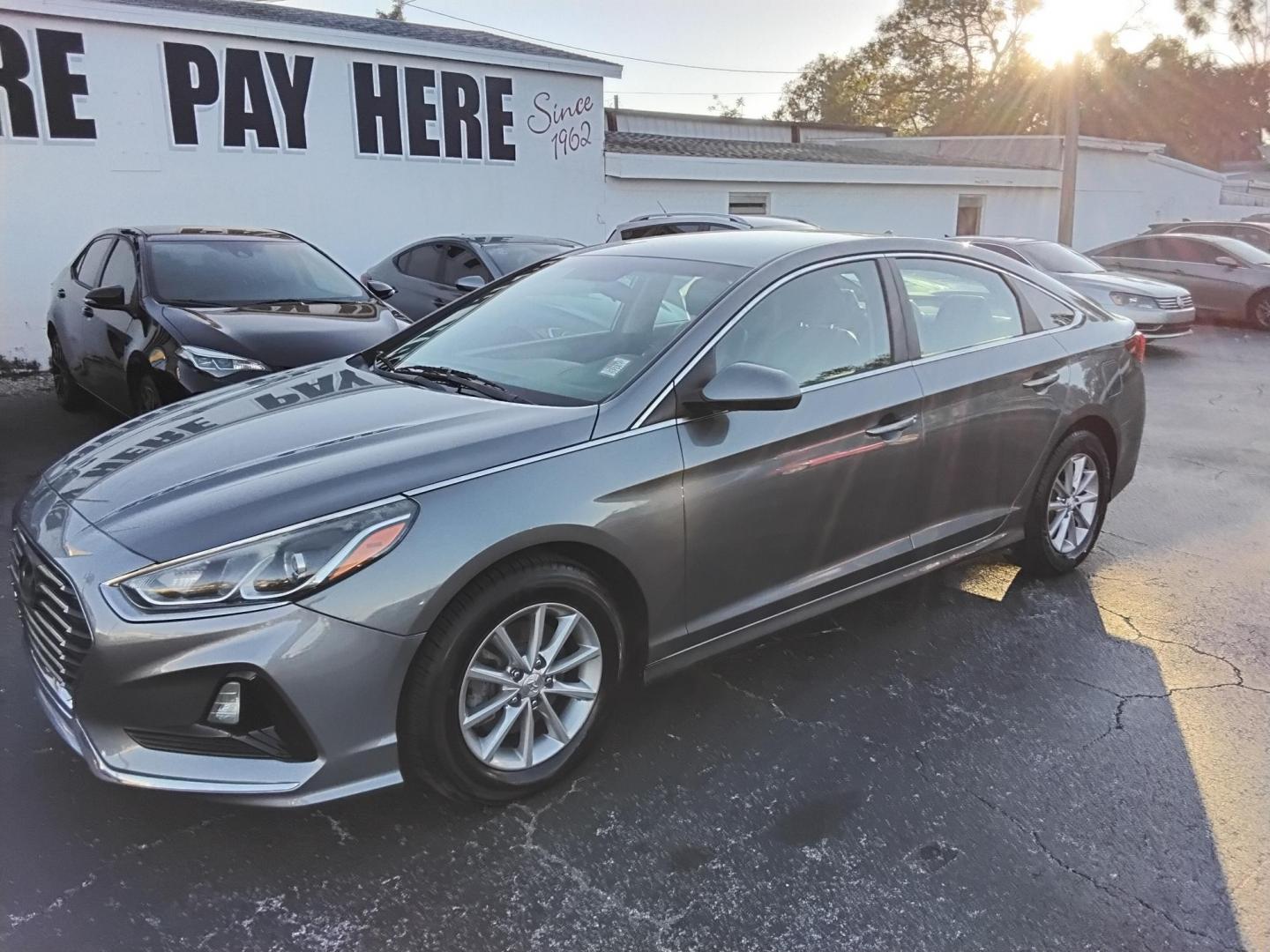 2019 GRAY /Black Hyundai Sonata SE (5NPE24AF9KH) with an 2.4L L4 DOHC 16V engine, 7A transmission, located at 6112 N Florida Avenue, Tampa, FL, 33604, (888) 521-5131, 27.954929, -82.459534 - $499 down plus tax & tag. - Photo#2