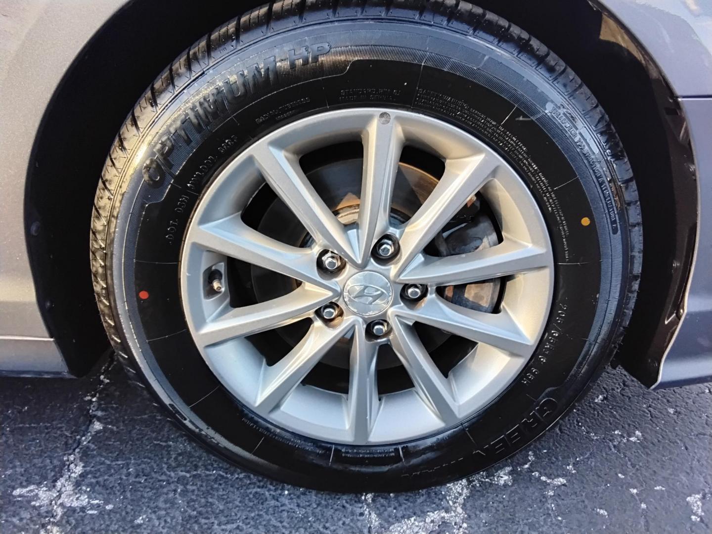 2019 GRAY /Black Hyundai Sonata SE (5NPE24AF9KH) with an 2.4L L4 DOHC 16V engine, 7A transmission, located at 6112 N Florida Avenue, Tampa, FL, 33604, (888) 521-5131, 27.954929, -82.459534 - $499 down plus tax & tag. - Photo#10