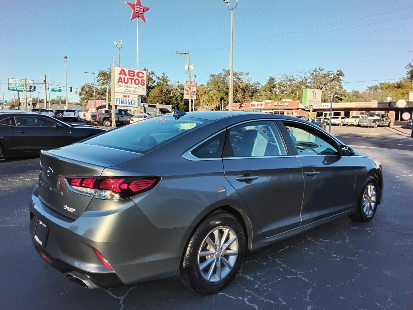 2019 GRAY /Black Hyundai Sonata SE (5NPE24AF9KH) with an 2.4L L4 DOHC 16V engine, 7A transmission, located at 6112 N Florida Avenue, Tampa, FL, 33604, (888) 521-5131, 27.954929, -82.459534 - $499 down plus tax & tag. - Photo#3