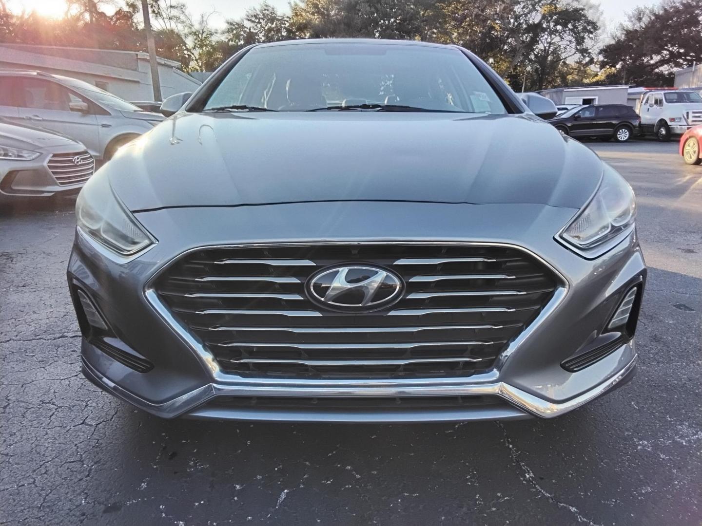 2019 GRAY /Black Hyundai Sonata SE (5NPE24AF9KH) with an 2.4L L4 DOHC 16V engine, 7A transmission, located at 6112 N Florida Avenue, Tampa, FL, 33604, (888) 521-5131, 27.954929, -82.459534 - $499 down plus tax & tag. - Photo#1