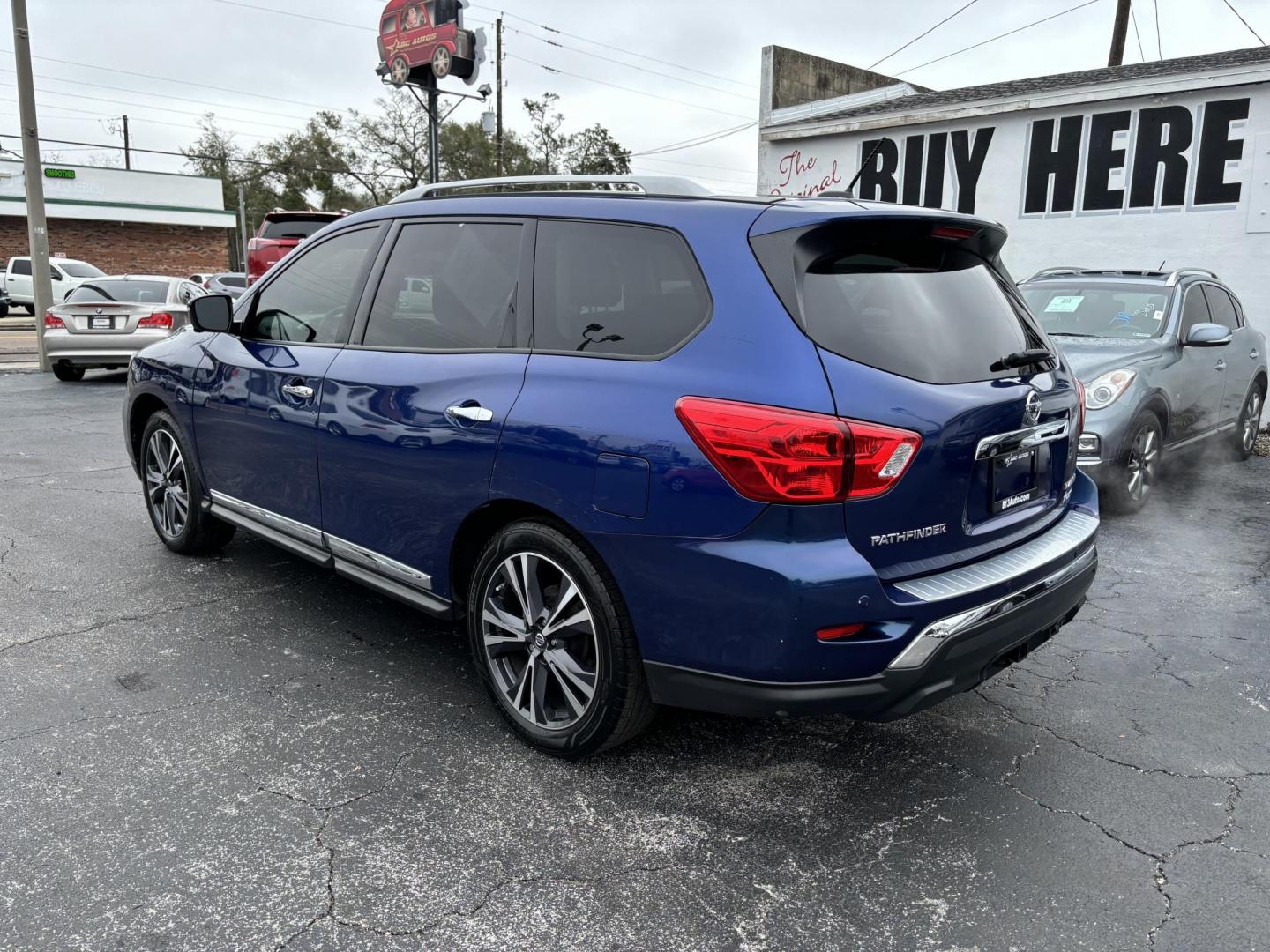 2018 Nissan Pathfinder S 2WD (5N1DR2MN6JC) with an 3.5L V6 DOHC 24V engine, CVT transmission, located at 6112 N Florida Avenue, Tampa, FL, 33604, (888) 521-5131, 27.954929, -82.459534 - Photo#4