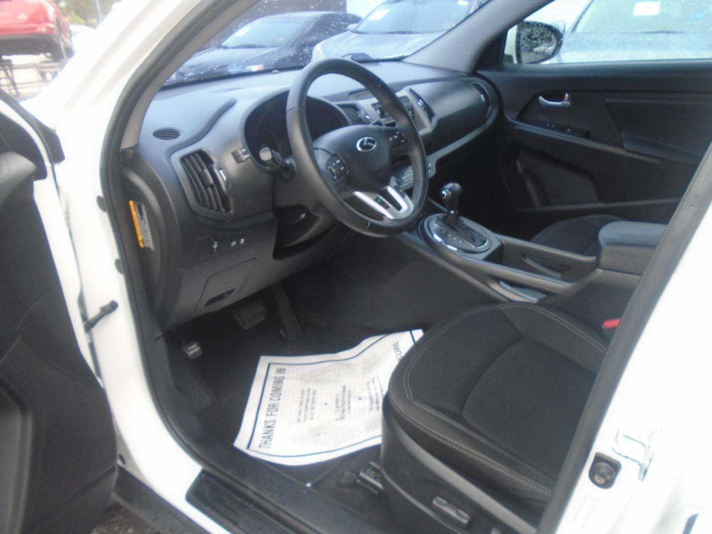 2012 Kia Sportage EX FWD (KNDPC3A26C7) with an 2.4L V6 DOHC 24V engine, 6-Speed Automatic transmission, located at 6112 N Florida Avenue, Tampa, FL, 33604, (888) 521-5131, 27.954929, -82.459534 - Photo#8