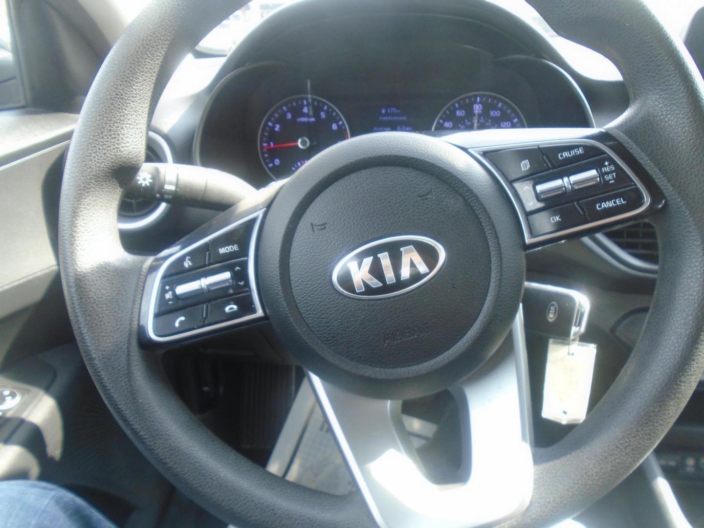 2021 Kia Forte FE (3KPF24AD8ME) with an 2.0L L4 DOHC 16V engine, CVT transmission, located at 6112 N Florida Avenue, Tampa, FL, 33604, (888) 521-5131, 27.954929, -82.459534 - Photo#9