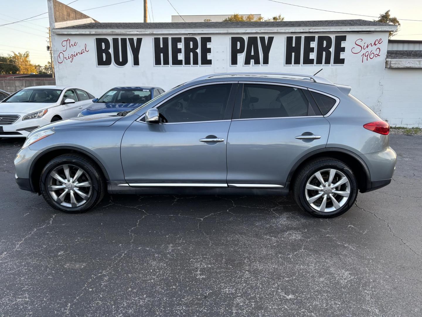 2017 Infiniti QX50 Base AWD (JN1BJ0RR1HM) with an 3.7L V6 DOHC 24V engine, 7A transmission, located at 6112 N Florida Avenue, Tampa, FL, 33604, (888) 521-5131, 27.954929, -82.459534 - Photo#0