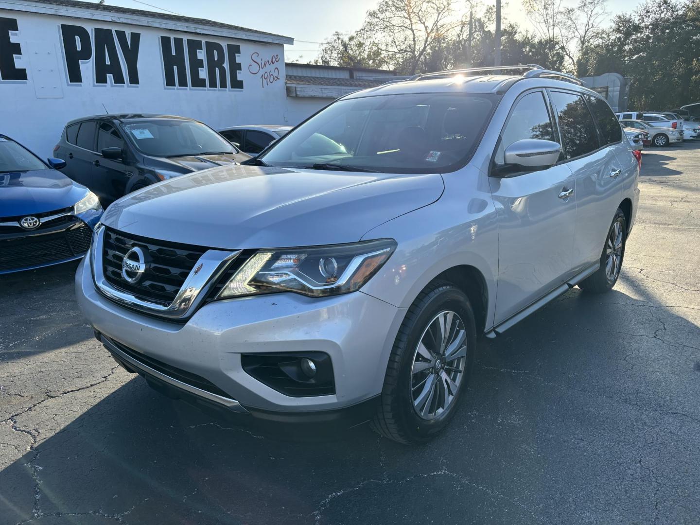 2019 Nissan Pathfinder Platinum 2WD (5N1DR2MN4KC) with an 3.5L V6 DOHC 24V engine, CVT transmission, located at 6112 N Florida Avenue, Tampa, FL, 33604, (888) 521-5131, 27.954929, -82.459534 - Photo#2