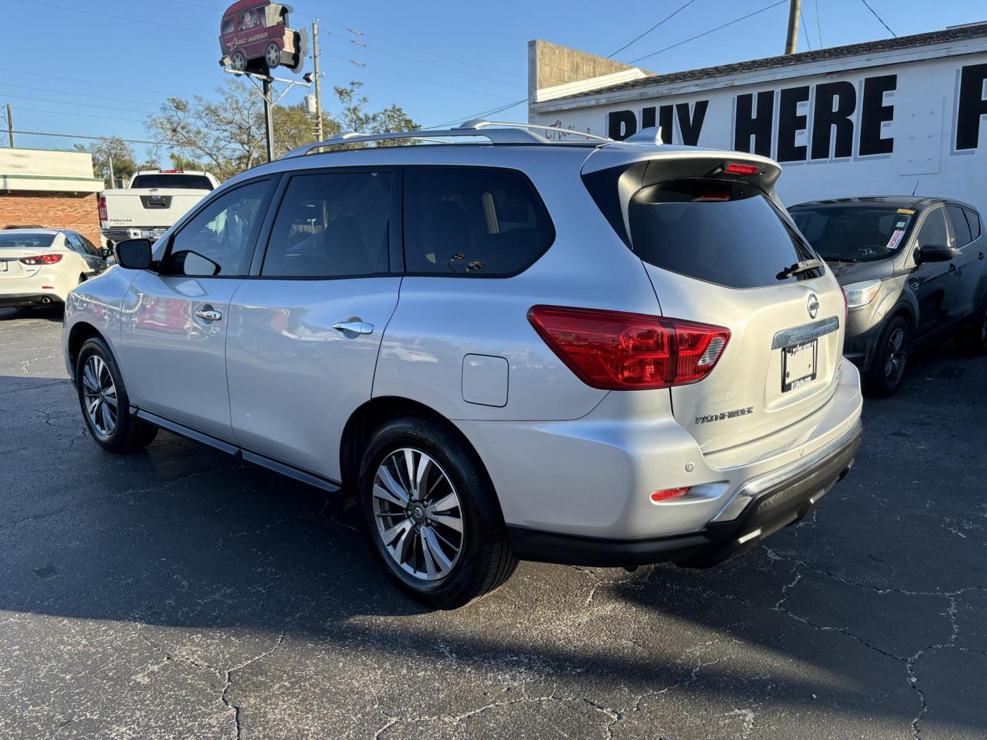 2019 Nissan Pathfinder Platinum 2WD (5N1DR2MN4KC) with an 3.5L V6 DOHC 24V engine, CVT transmission, located at 6112 N Florida Avenue, Tampa, FL, 33604, (888) 521-5131, 27.954929, -82.459534 - Photo#4