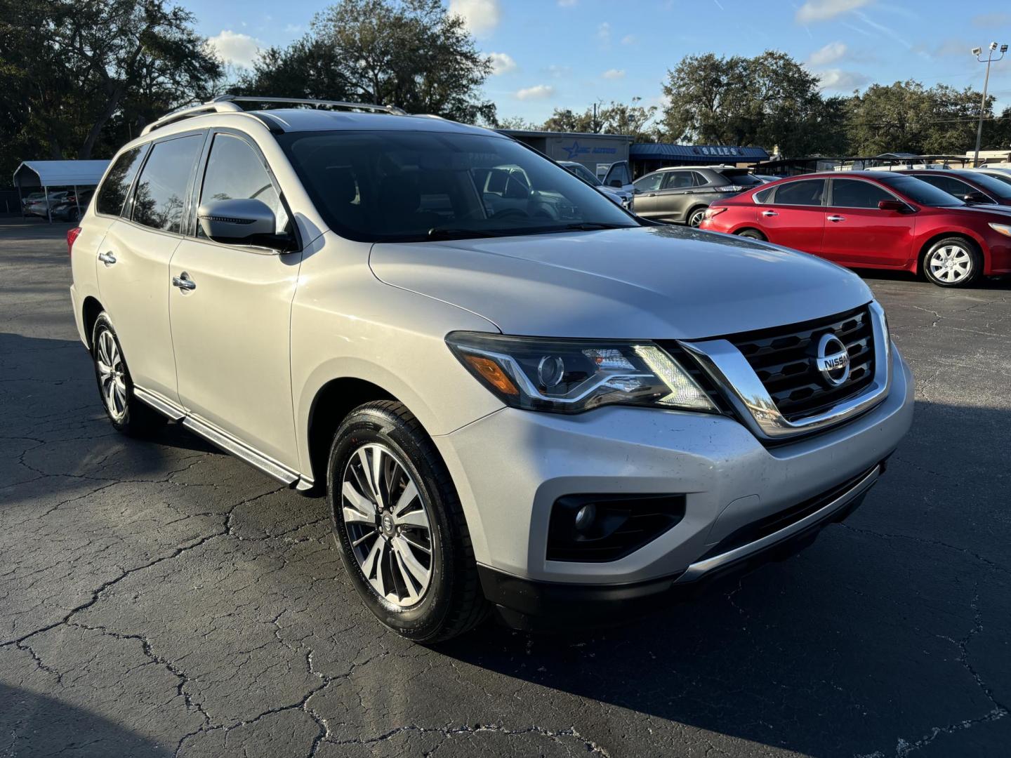 2019 Nissan Pathfinder Platinum 2WD (5N1DR2MN4KC) with an 3.5L V6 DOHC 24V engine, CVT transmission, located at 6112 N Florida Avenue, Tampa, FL, 33604, (888) 521-5131, 27.954929, -82.459534 - Photo#3