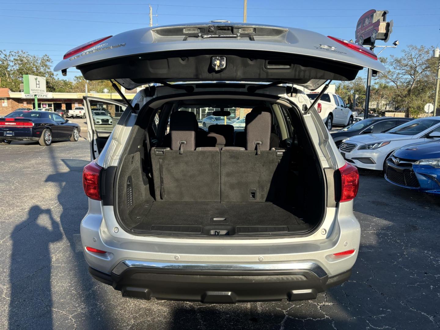 2019 Nissan Pathfinder Platinum 2WD (5N1DR2MN4KC) with an 3.5L V6 DOHC 24V engine, CVT transmission, located at 6112 N Florida Avenue, Tampa, FL, 33604, (888) 521-5131, 27.954929, -82.459534 - Photo#6