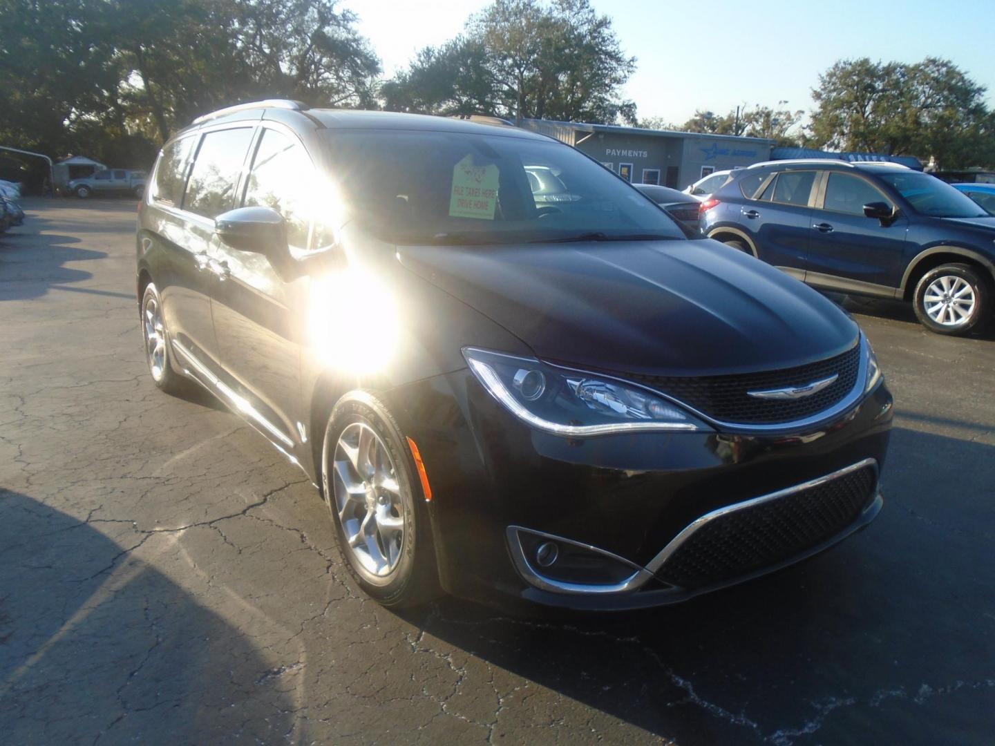 2018 Chrysler Pacifica Limited (2C4RC1GG6JR) with an 3.6L V6 DOHC 24V engine, 9A transmission, located at 6112 N Florida Avenue, Tampa, FL, 33604, (888) 521-5131, 27.954929, -82.459534 - Photo#2