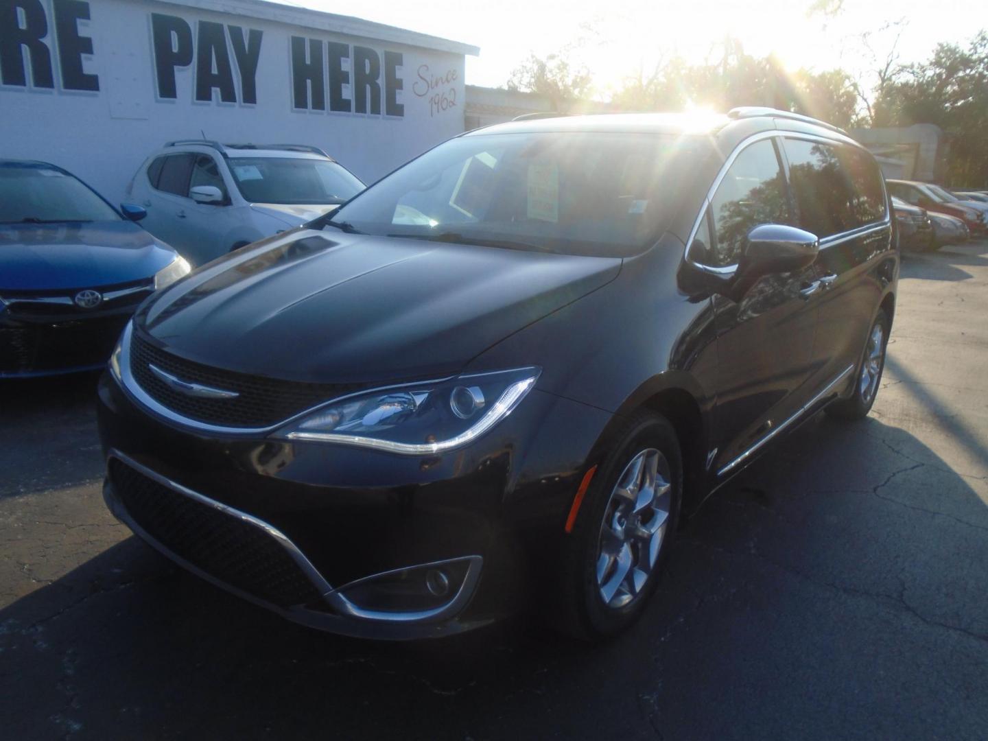 2018 Chrysler Pacifica Limited (2C4RC1GG6JR) with an 3.6L V6 DOHC 24V engine, 9A transmission, located at 6112 N Florida Avenue, Tampa, FL, 33604, (888) 521-5131, 27.954929, -82.459534 - Photo#3