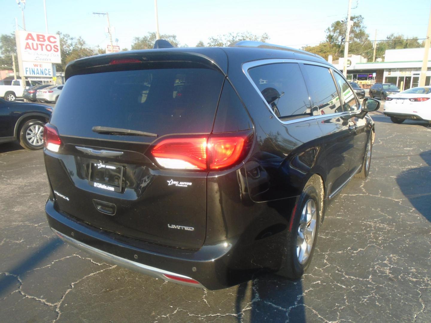 2018 Chrysler Pacifica Limited (2C4RC1GG6JR) with an 3.6L V6 DOHC 24V engine, 9A transmission, located at 6112 N Florida Avenue, Tampa, FL, 33604, (888) 521-5131, 27.954929, -82.459534 - Photo#4