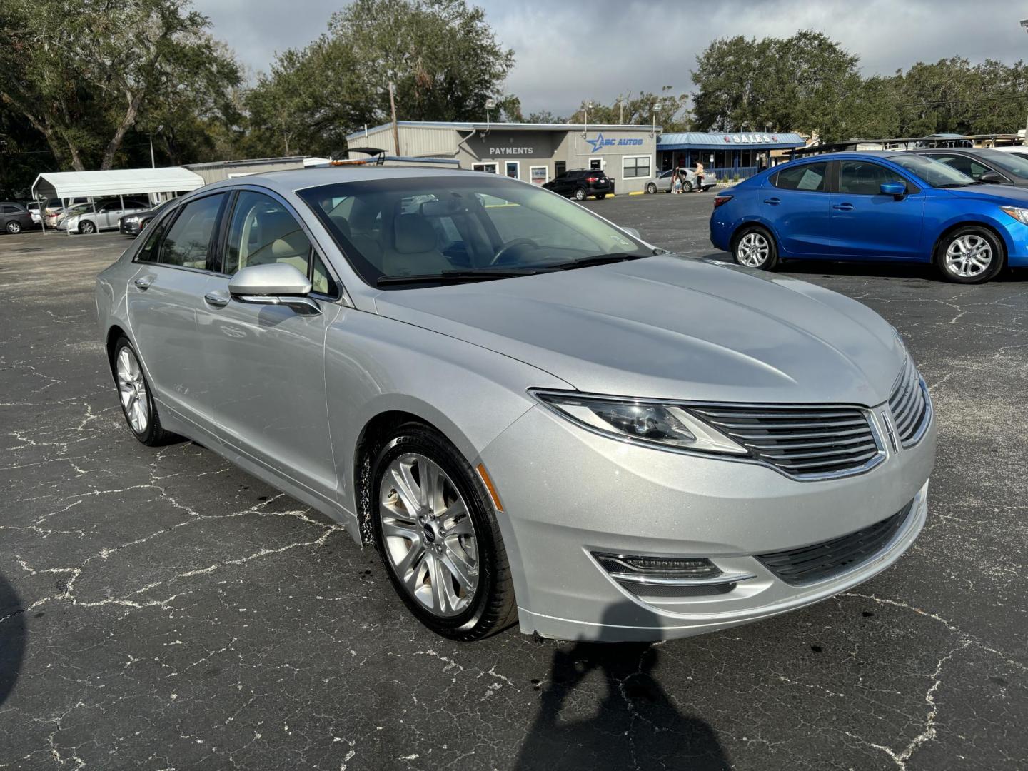 2016 Lincoln MKZ FWD (3LN6L2G99GR) with an 2.0L L4 DOHC 16V engine, 6A transmission, located at 6112 N Florida Avenue, Tampa, FL, 33604, (888) 521-5131, 27.954929, -82.459534 - Photo#4