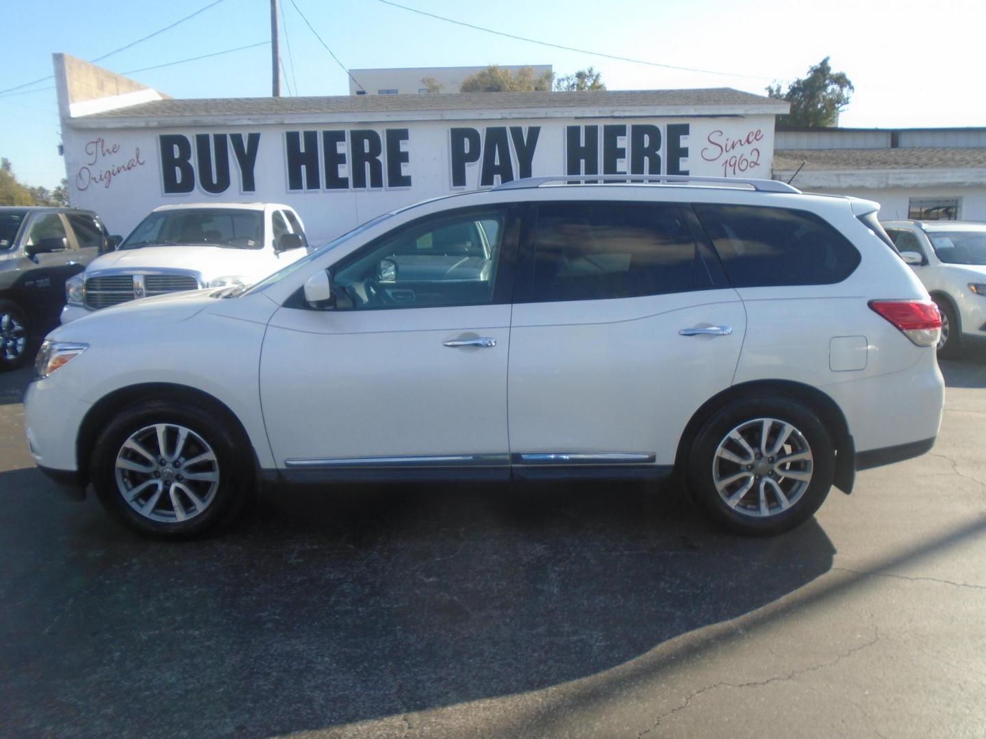 2016 Nissan Pathfinder S 2WD (5N1AR2MNXGC) with an 3.5L V6 DOHC 24V engine, CVT transmission, located at 6112 N Florida Avenue, Tampa, FL, 33604, (888) 521-5131, 27.954929, -82.459534 - Photo#0