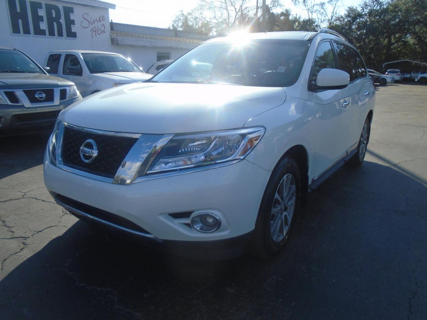 2016 Nissan Pathfinder S 2WD (5N1AR2MNXGC) with an 3.5L V6 DOHC 24V engine, CVT transmission, located at 6112 N Florida Avenue, Tampa, FL, 33604, (888) 521-5131, 27.954929, -82.459534 - Photo#1