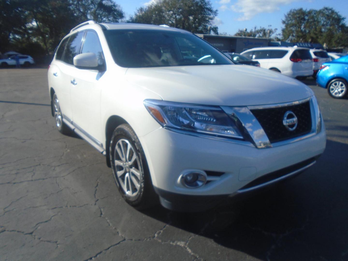 2016 Nissan Pathfinder S 2WD (5N1AR2MNXGC) with an 3.5L V6 DOHC 24V engine, CVT transmission, located at 6112 N Florida Avenue, Tampa, FL, 33604, (888) 521-5131, 27.954929, -82.459534 - Photo#2