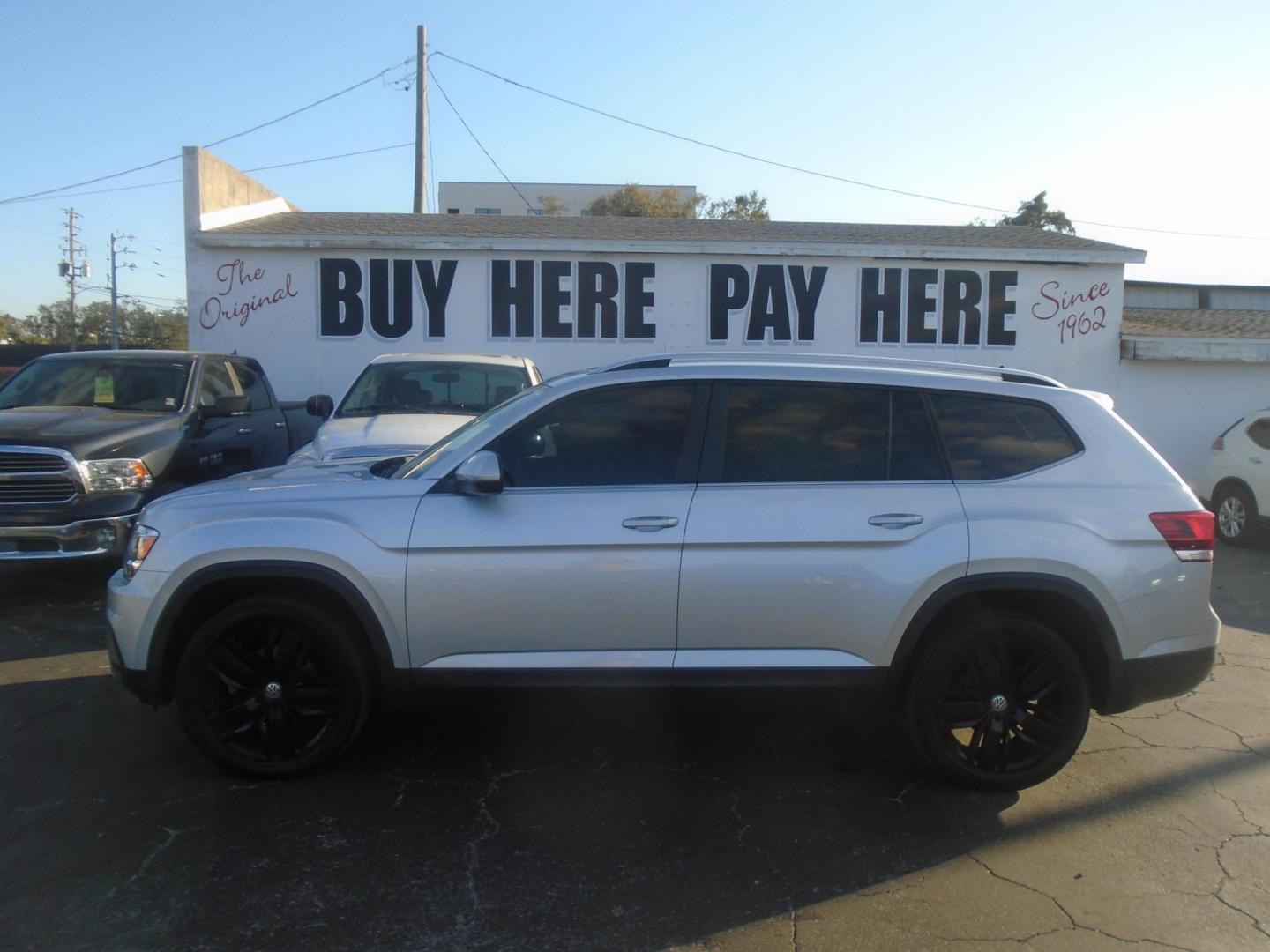 2018 Volkswagen Atlas V6 SE (1V2CR2CA6JC) with an 3.6L V6 DOHC 24V engine, 8A transmission, located at 6112 N Florida Avenue, Tampa, FL, 33604, (888) 521-5131, 27.954929, -82.459534 - Photo#0