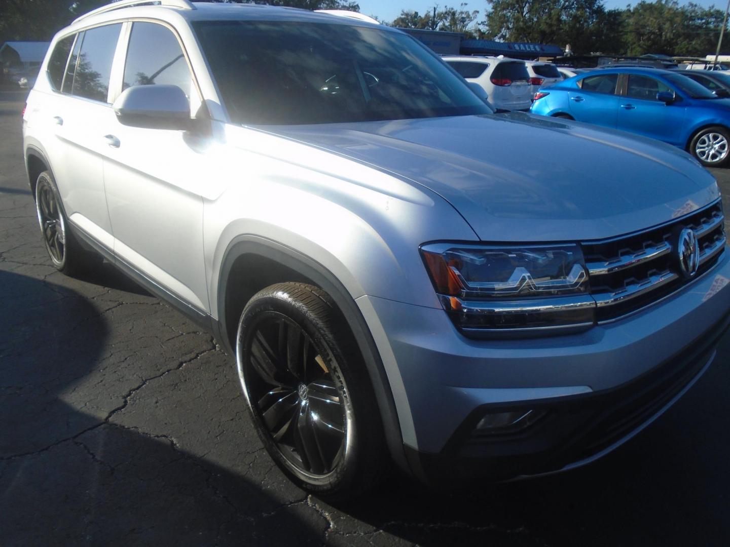 2018 Volkswagen Atlas V6 SE (1V2CR2CA6JC) with an 3.6L V6 DOHC 24V engine, 8A transmission, located at 6112 N Florida Avenue, Tampa, FL, 33604, (888) 521-5131, 27.954929, -82.459534 - Photo#2