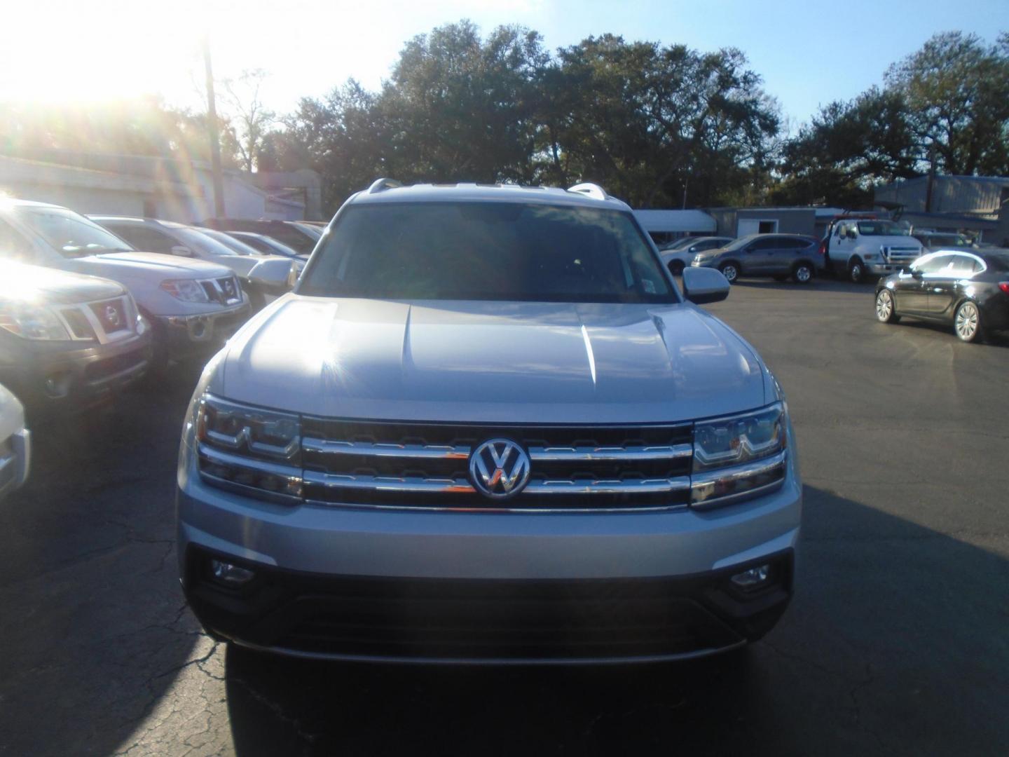 2018 Volkswagen Atlas V6 SE (1V2CR2CA6JC) with an 3.6L V6 DOHC 24V engine, 8A transmission, located at 6112 N Florida Avenue, Tampa, FL, 33604, (888) 521-5131, 27.954929, -82.459534 - Photo#1