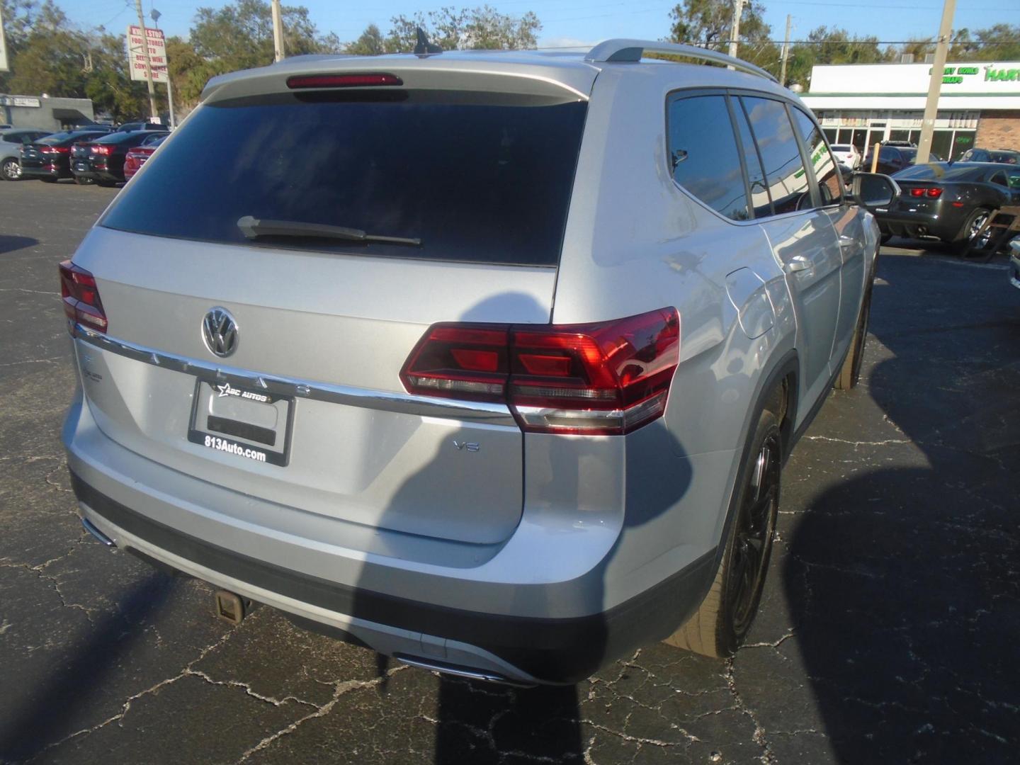 2018 Volkswagen Atlas V6 SE (1V2CR2CA6JC) with an 3.6L V6 DOHC 24V engine, 8A transmission, located at 6112 N Florida Avenue, Tampa, FL, 33604, (888) 521-5131, 27.954929, -82.459534 - Photo#3