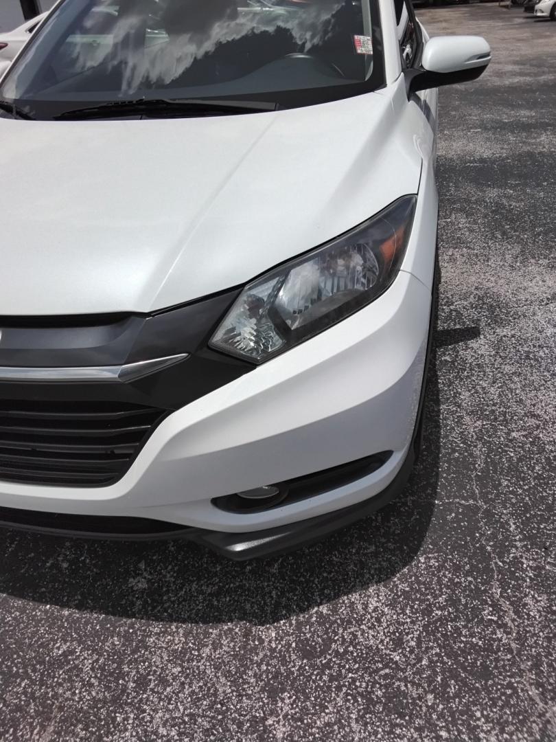 2016 White /Beige Honda HR-V EX 2WD CVT (3CZRU5H53GM) with an 1.8L L4 DOHC 16V engine, Continuously Variable Transmission transmission, located at 6112 N Florida Avenue, Tampa, FL, 33604, (888) 521-5131, 27.954929, -82.459534 - $499 down plus tax & tag.- Photo#4
