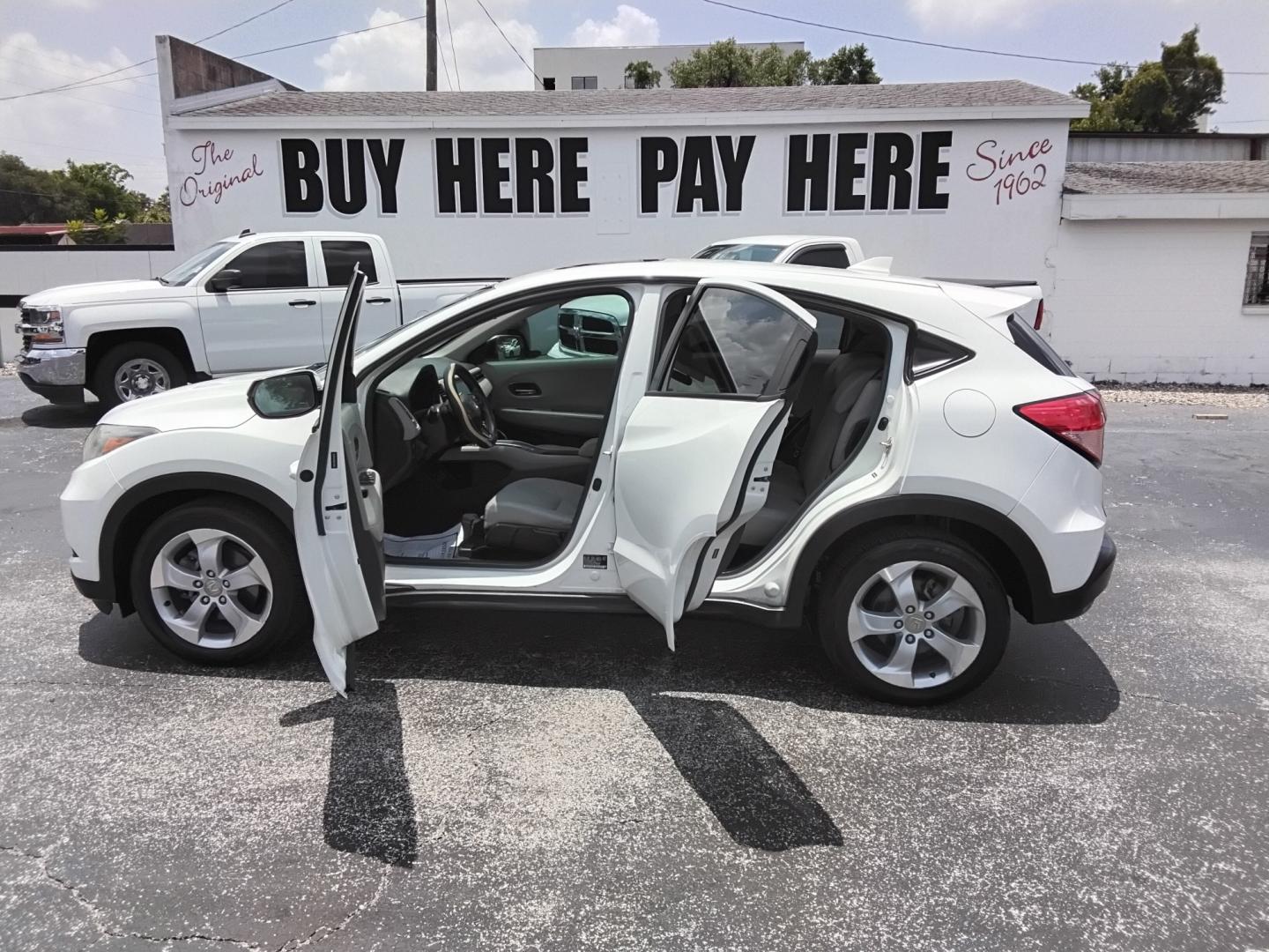 2016 White /Beige Honda HR-V EX 2WD CVT (3CZRU5H53GM) with an 1.8L L4 DOHC 16V engine, Continuously Variable Transmission transmission, located at 6112 N Florida Avenue, Tampa, FL, 33604, (888) 521-5131, 27.954929, -82.459534 - $499 down plus tax & tag.- Photo#1