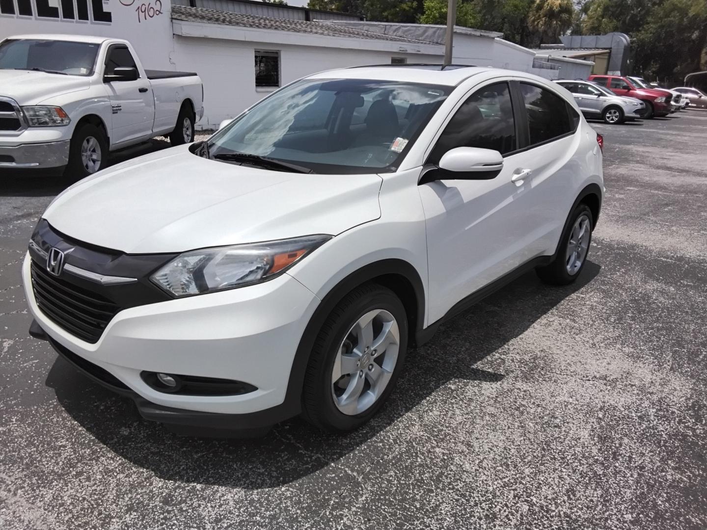 2016 White /Beige Honda HR-V EX 2WD CVT (3CZRU5H53GM) with an 1.8L L4 DOHC 16V engine, Continuously Variable Transmission transmission, located at 6112 N Florida Avenue, Tampa, FL, 33604, (888) 521-5131, 27.954929, -82.459534 - $499 down plus tax & tag.- Photo#5
