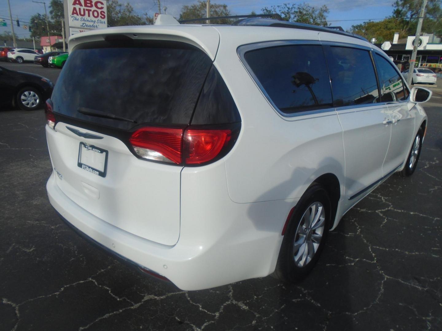 2018 Chrysler Pacifica Touring-L (2C4RC1BGXJR) with an 3.6L V6 DOHC 24V engine, 9A transmission, located at 6112 N Florida Avenue, Tampa, FL, 33604, (888) 521-5131, 27.954929, -82.459534 - Photo#3