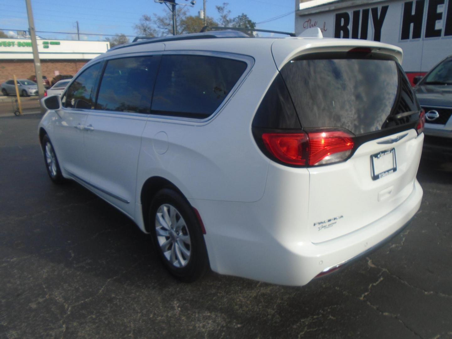 2018 Chrysler Pacifica Touring-L (2C4RC1BGXJR) with an 3.6L V6 DOHC 24V engine, 9A transmission, located at 6112 N Florida Avenue, Tampa, FL, 33604, (888) 521-5131, 27.954929, -82.459534 - Photo#4